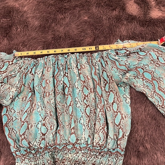 Michael Kors turquoise snakeskin print long sleeve blouse. - Picture 7 of 7
